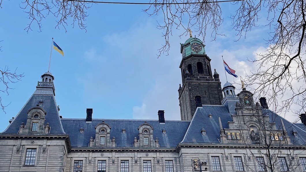 De vlaggen van Oekraïne en Rotterdam wapperen boven het stadhuis in Rotterdam.
