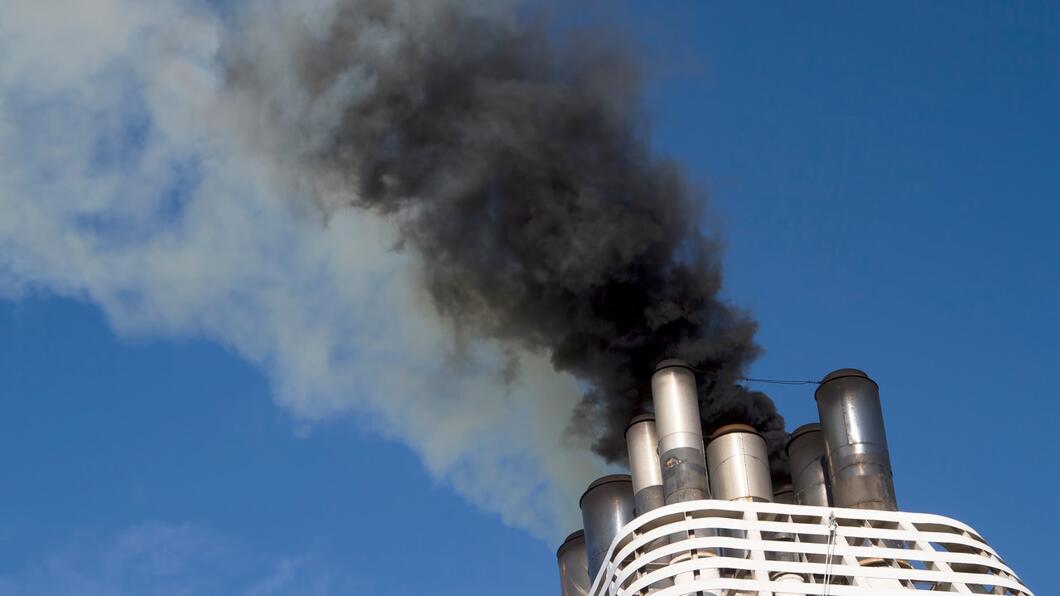 Rookwolken komen uit de pijp van een cruiseschip 