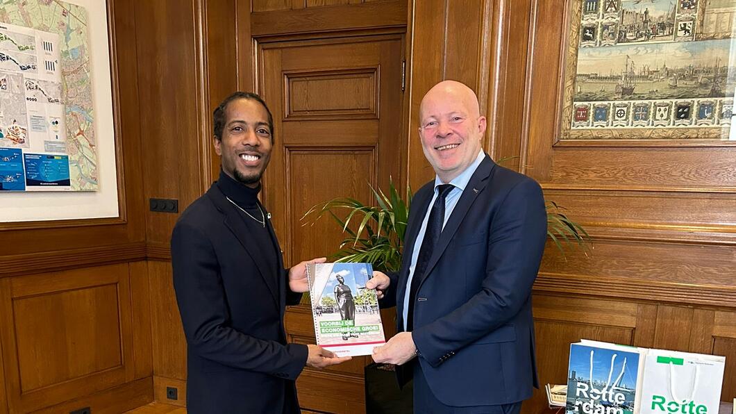 Marvin Biljoen en Wethouder Simons met het initiatiefvoorstel