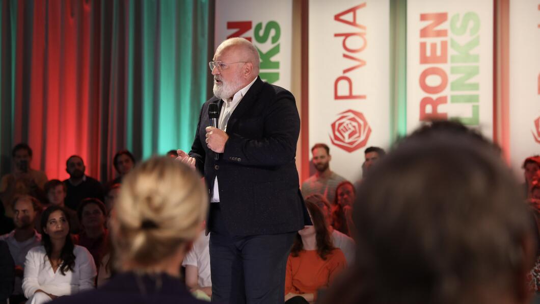Timmermans op een ledenbijeenkomst