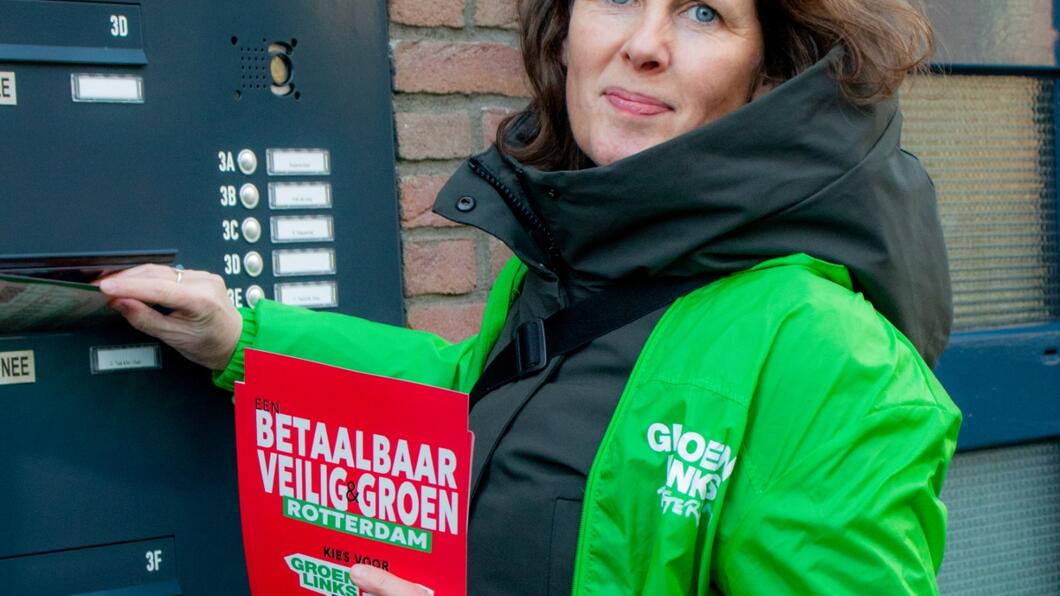 Raadslid Astrid Kockelkoren staat te flyeren