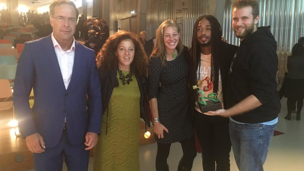 De prijswinnaars met wethouder Pex Langenberg, de nieuwe directeur van theater Zuidplein Emmelien Matthijsse en Judith Bokhove Uitreiking Doro Siepelprijs.jpg
