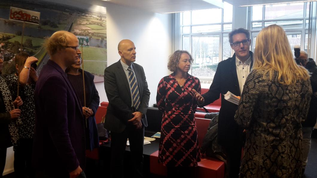 Arno overhandigt de handtekeningen aan minister Schultz 20151214_131910.jpg