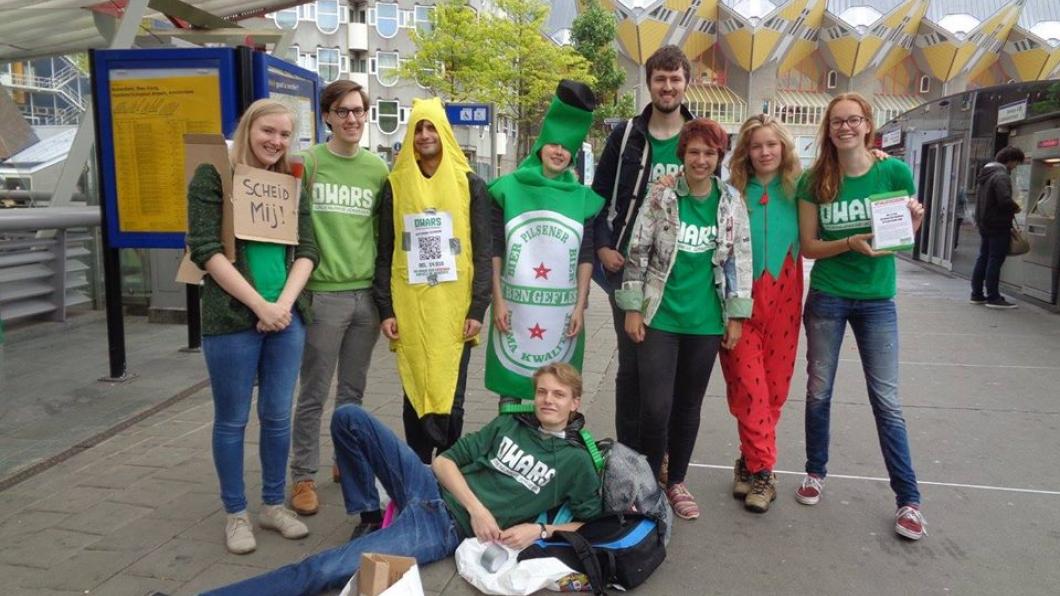 De leden van DWARS Rotterdam in actie voor afvalscheiding DWARS Rotterdam actie afvalscheiding