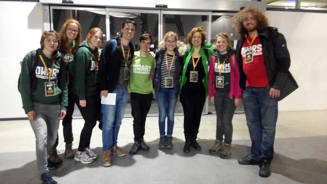 De lopers van DWARS Rotterdam met Linda Voortman voor aanvang van de tocht DWARS met Linda Voortman nacht van de vluchteling.jpg