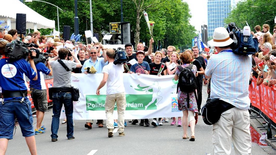 Finishfoto van Team Politiek in 2014. Fotograaf Cathy Schouten Roparunfinish 2014. Fotograaf Cathy Schouten.jpg