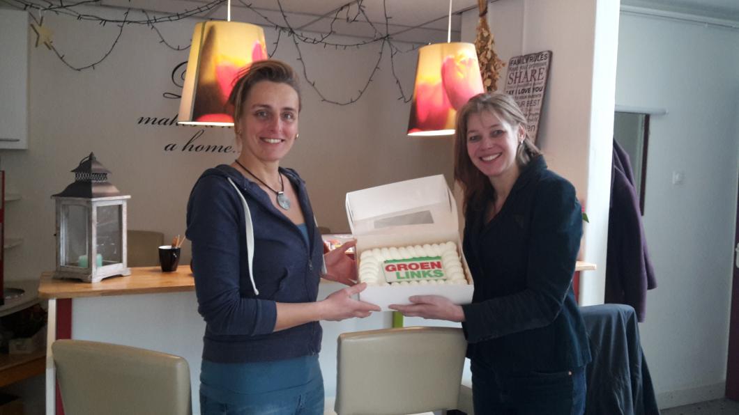 Marjolein Roelfsema van Thuis in West neemt de taart in ontvangst van Judith Bokhove Thuis in West.jpg