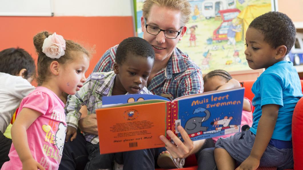 Voorlezen is goed voor de taalontwikkeling van kinderen Arno Bonte-0452.jpg