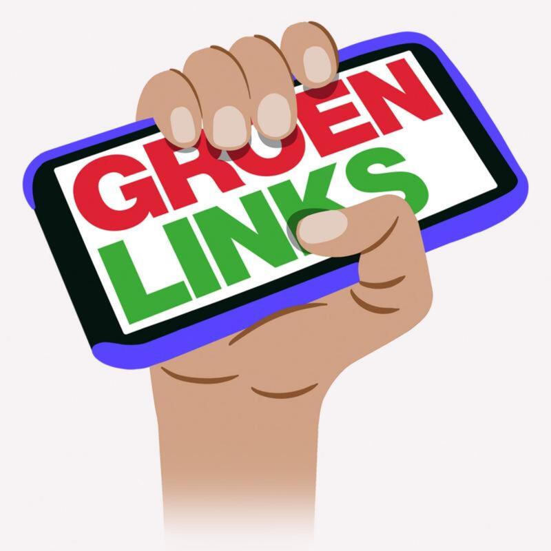 Een hand houdt een telefoon vast met daarin het GroenLinks-logo