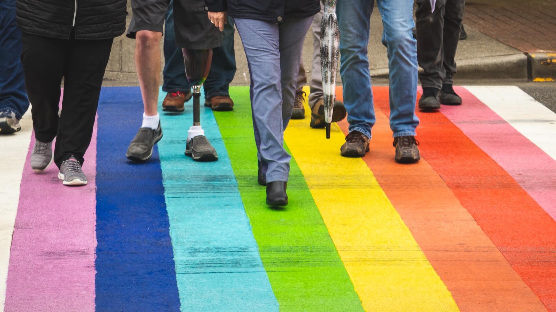mensen die over een regenboog pad lopen