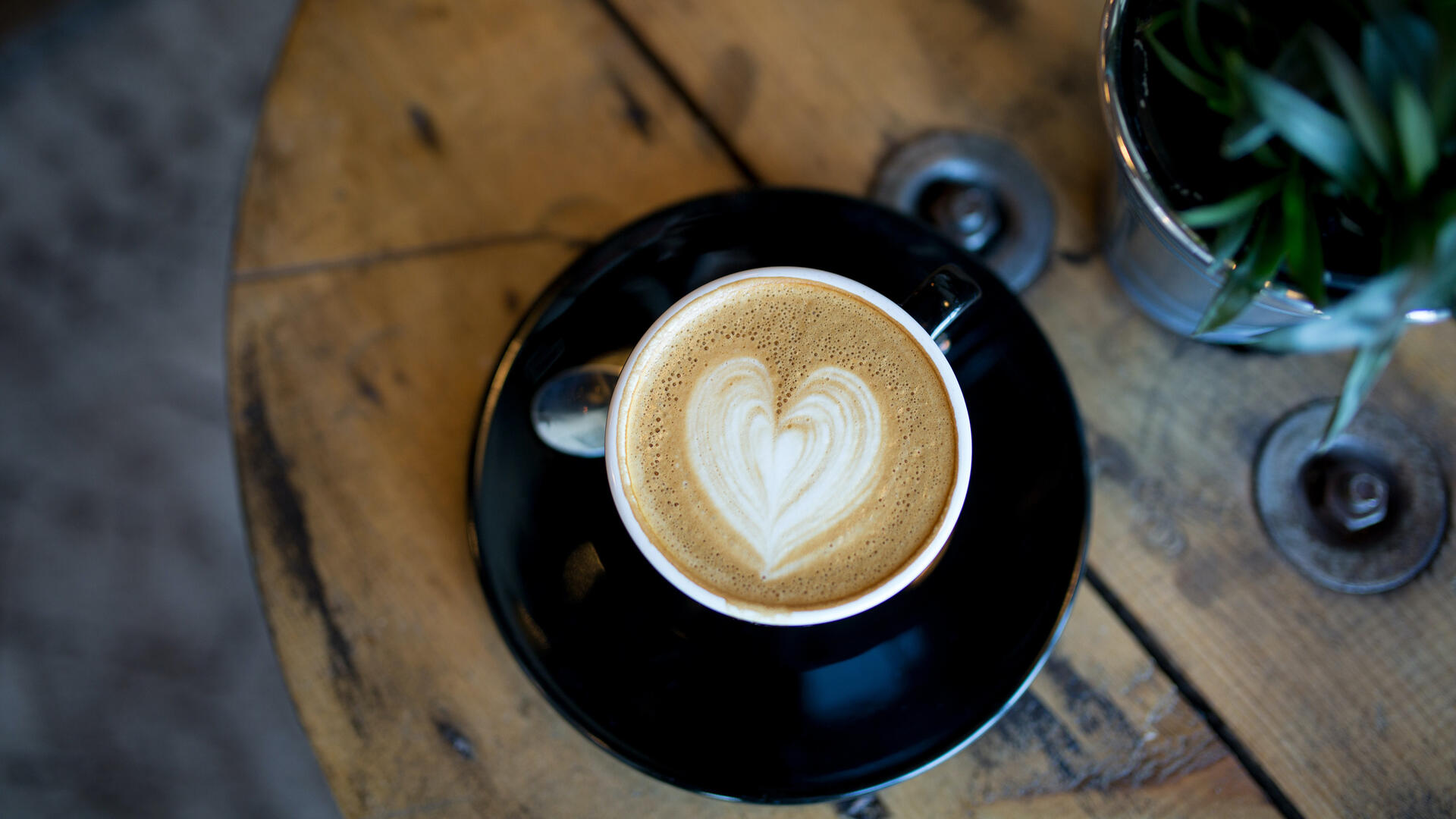 Beeld kop cappucino met een hartje in het schuim