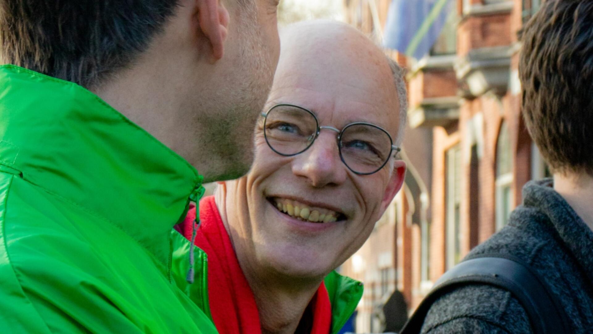 mensen met groene jassen tijdens een flyeractie